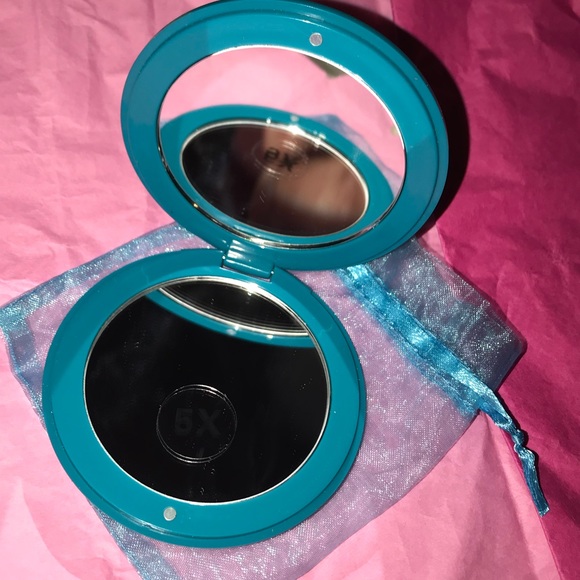 blue double 5x magnifying pocket mirror - Picture 4 of 8